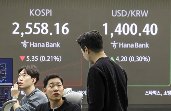 7일 서울 중구 하나은행 딜링룸. 원달러 슬롯사이트 소닉 메이저이 1400.40원을 가리키고 있다. [사진=뉴시스]