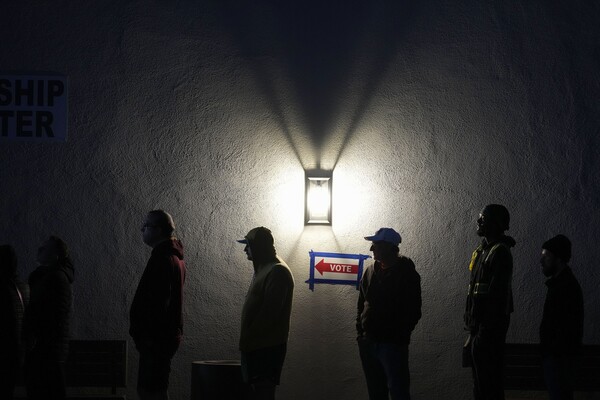 지난 5일(현지시간) 당시 미국 대선 투표를 위한 유권자들의 행렬이 밤까지 이어지고 있다. [사진=AP/뉴시스]