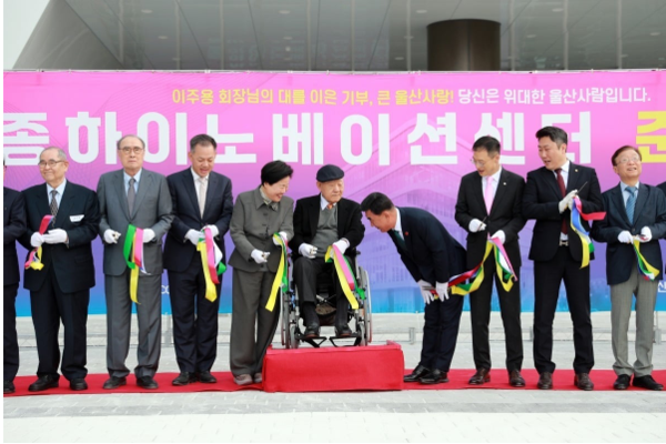 김두겸 슬롯사이트사이트시장(오른쪽 네번째)이 종하이노베이션센터 준공식에서 이주용 KCC정보통신 회장에게 감사를 표하고 있다. 사진 슬롯사이트사이트시 제공