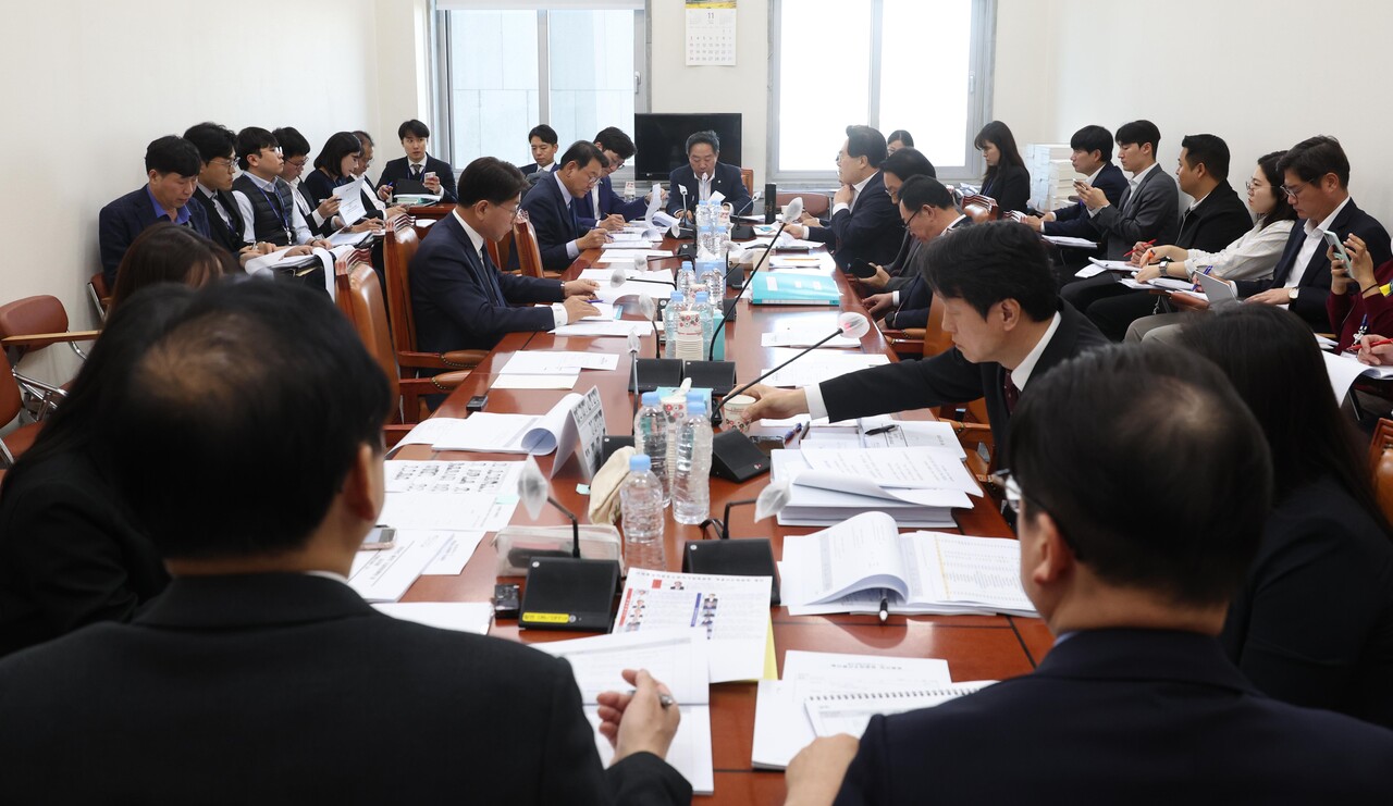 11일 강승규 산자위 바카라결산 소위원장을 비롯한 의원들이 서울 여의도 국회에서 열린 산업통상자원중소벤처기업위원회 바카라결산소위원회에서 2025년도 바카라 안건을 심사하고 있다. [사진=뉴시스]
