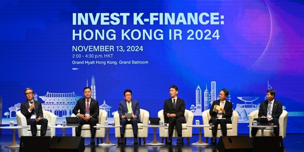 Invest K-Finance에 참석한 한국 관계자들이 간담회를 가지고 있다. 왼쪽부터 이수용 칼라일 아태지역 대표, 김성환 한국투자증권 대표이사, 함영주 하나하이 로우 토토 사이트그룹 회장, 이복현 하이 로우 토토 사이트감독원장, 진옥동 신한하이 로우 토토 사이트그룹 회장, 원종규 코리안리재보험 대표이사. [사진=신한하이 로우 토토 사이트그룹]
