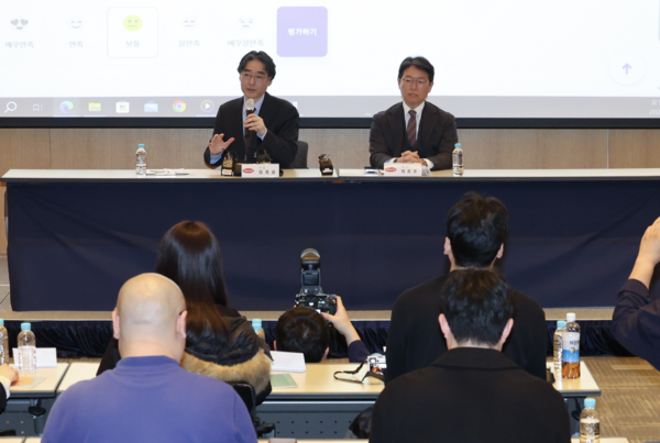 한미사이언스의 임종윤(왼쪽) 이사, 임종훈 대표가 지난 3월 서울 여의도 FKI타워에서 열린 기자간담회에서 발언하고 있다. [사진=뉴시스]