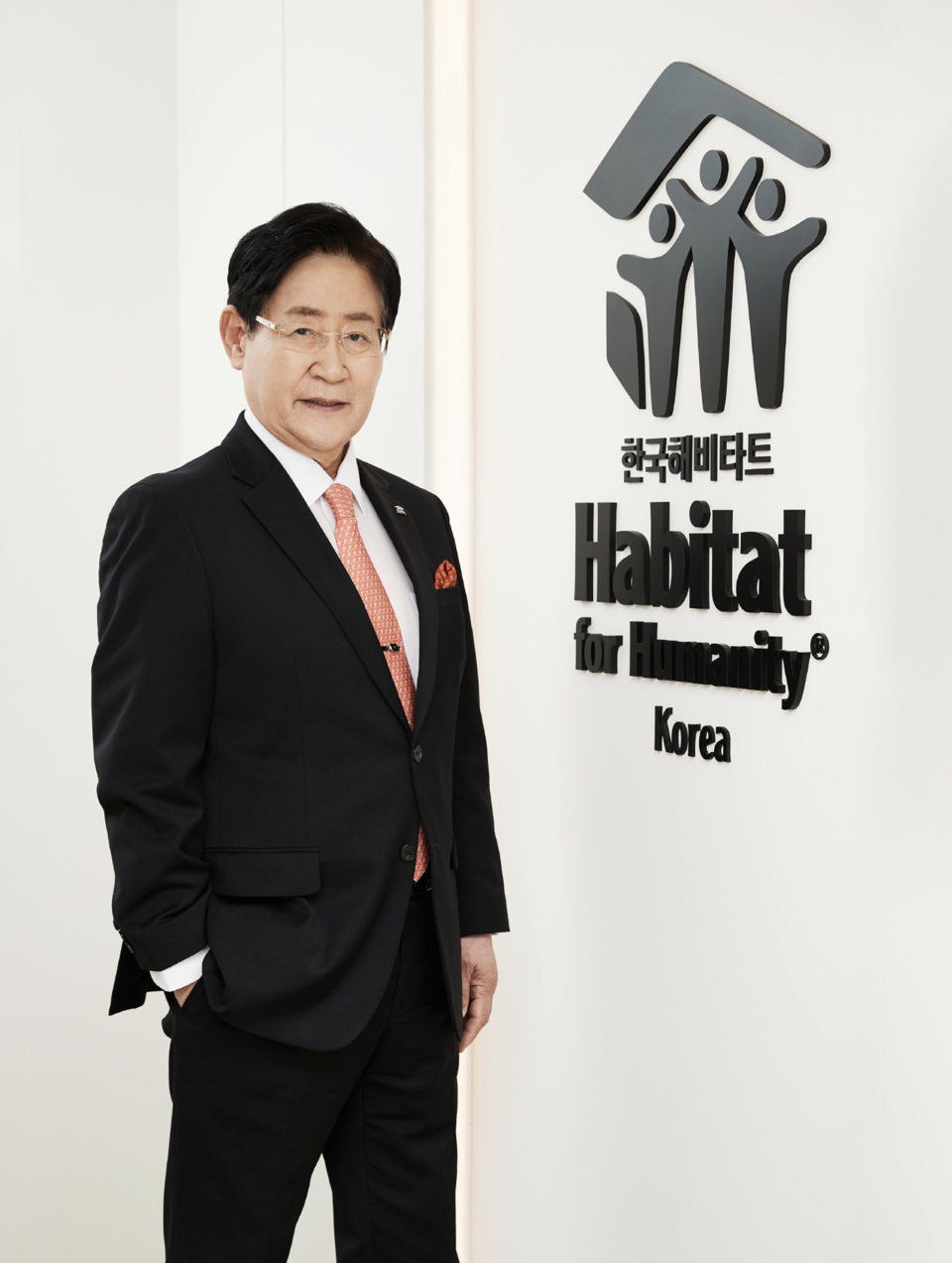 윤형주 이사장은 1947년 서울에서 태어난 대한민국의 가수이자 사회사업가다. 1968년 송창식과 함께 듀오 ‘트윈폴리오’로 데뷔하여 현재까지 한국 포크 음악의 선구자로 활동하고 있다. 경기고등학교를 졸업하고 연세대학교 의과대학에 진학하였으나, 한 명의 의사로서의 삶이 아닌 보다 넓은 세상을 꿈꾸게 됐다. 2017년부터는 한국온라인카지노의 이사장으로 취임하여 주거 빈곤층을 위한 활동에 전방위로 힘쓰고 있다.