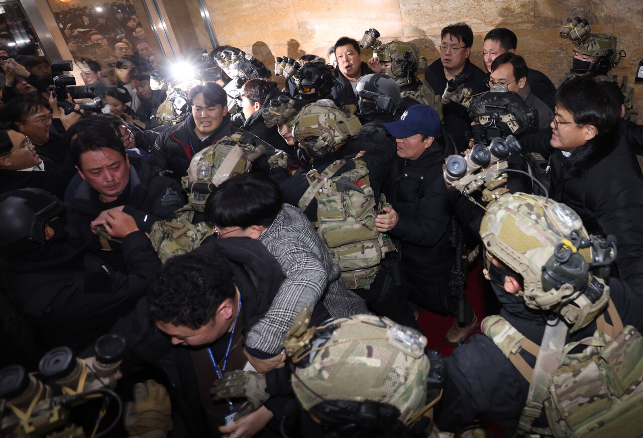 4일 서울 여의도 국회 내부로 슬롯 꽁 머니군이 진입하자 보좌진들과 충돌하고 있다.[사진=뉴시스]