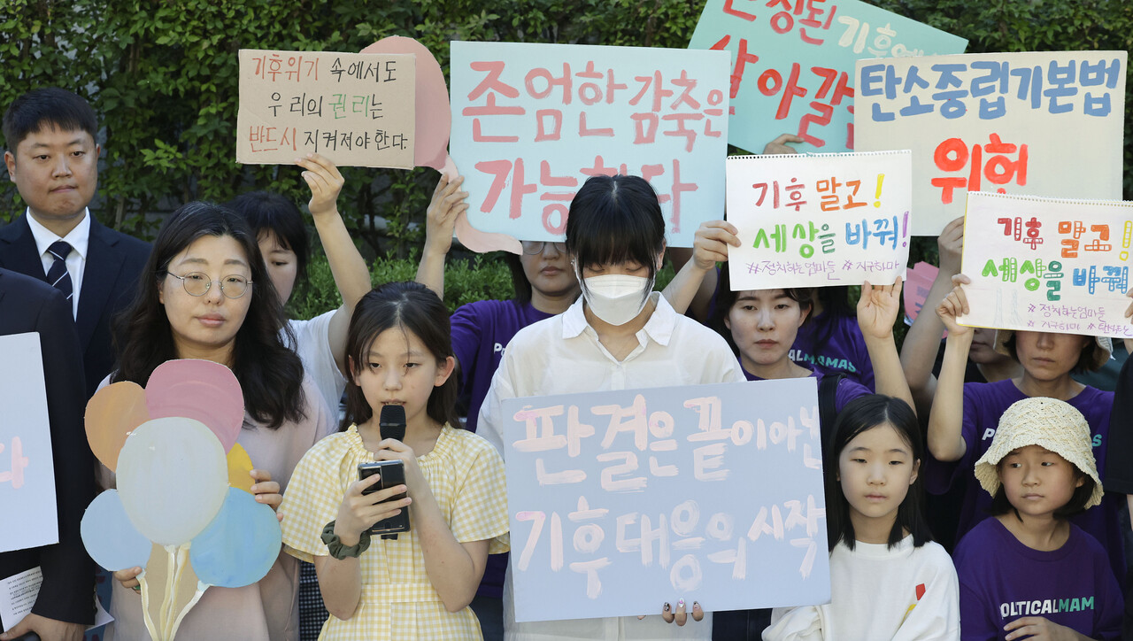 지난 8월 청소년토토 바카라 사이트소송, 시민토토 바카라 사이트소송 등 시민단체의 토토 바카라 사이트 헌법소원의 최종 선고를 앞두고  한제아 아기토토 바카라 사이트소송 청구인이 헌법재판소 앞에서 발언하고 있다. [사진=뉴시스]