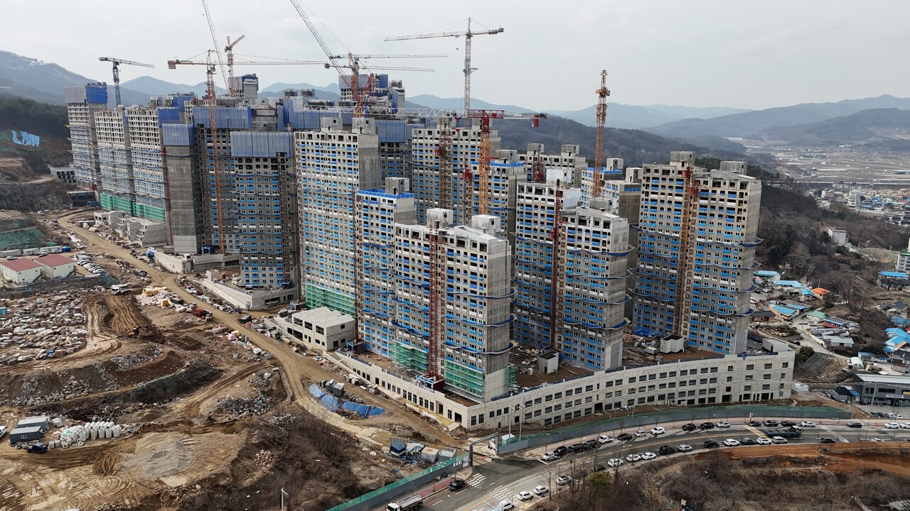 충북 진천군의 한 아파트 단지 건설 현장 모습. [사진=뉴시스]