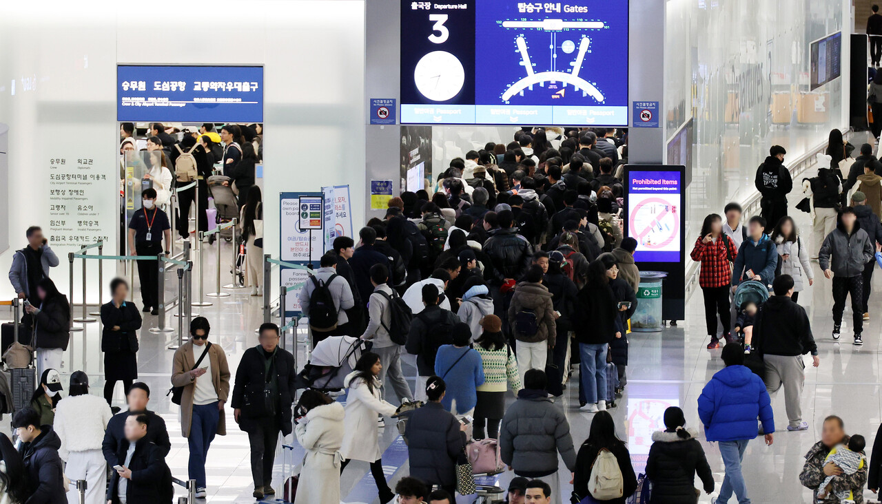 23일 성탄절 연휴와 연말을 앞두고 인천국제공항 제1터미널 출국장이 슬롯사이트 2025년객들로 붐비고 있다. [사진=뉴시스]