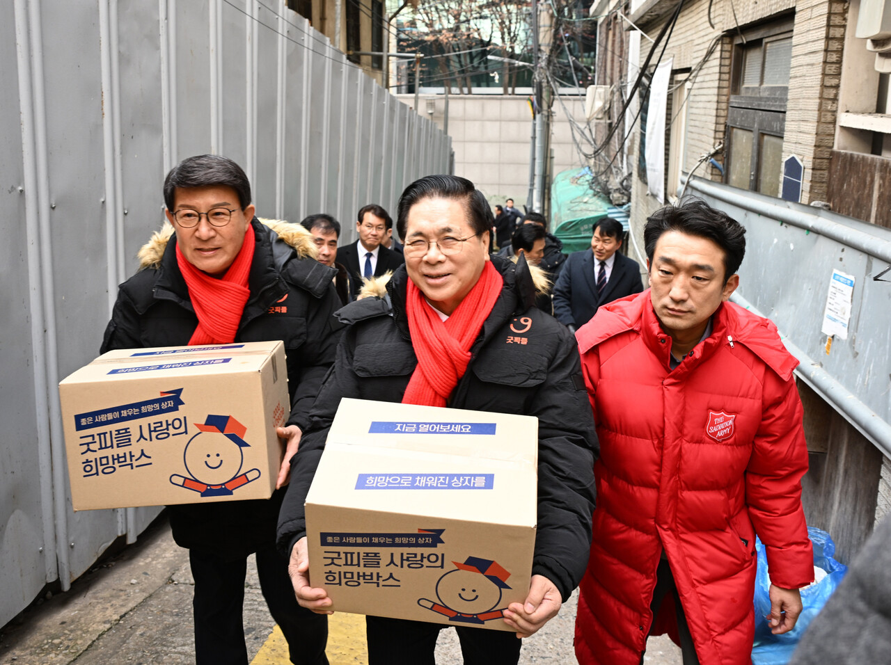 지난 20일 국제구호개발 NGO 굿피플이 남대문 해시 게임 바카라과 돈의동 해시 게임 바카라에 식료품 16종과 생활용품 6종 등 총 22종의 물품이 담긴 '사랑의 희망박스' 800개- 전달했다. [사진=굿피플]