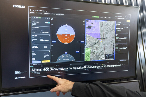 Anduril의 Lattice Mission Autonomy 소프트웨어는 2023년 9월 13일 수요일 메릴랜드 주 옥슨 힐카지노사이트 열린 Air & Space Forces Association Air, Space & Cyber ​​Conference카지노사이트 시연되었습니다. 