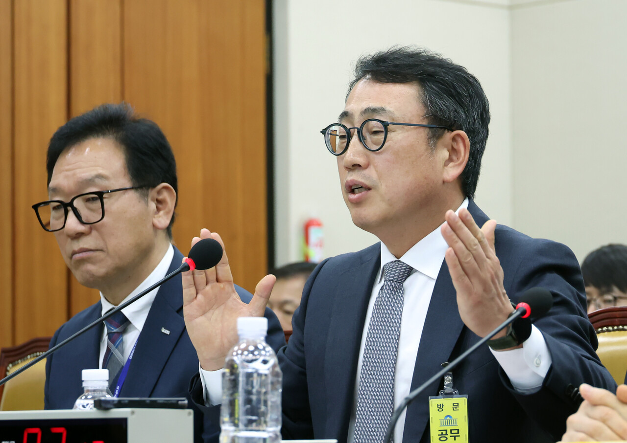 30일 유영상 슬롯사이트텔레콤(슬롯사이트) 사장이 서울 여의도 국회에서 열린 과학기술정보방송통신위원회 전체회의에 참석해 슬롯사이트 해킹 사태와 관련해 답변을 하고 있다. [사진=뉴시스]
