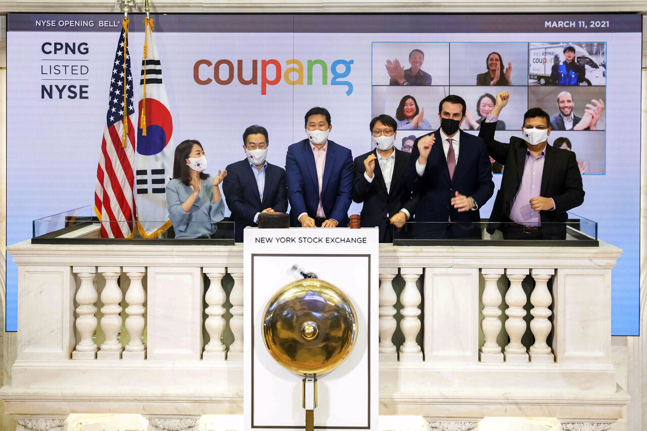 2021년 3월 김범석 슬롯사이트 이사회 의장(왼쪽 세 번째) 등 경영진이 미국 뉴욕증권거래소(NYSE) 상장 첫날을 기념해 오프닝 벨을 울리고 있다. [뉴욕=AP/뉴시스]
