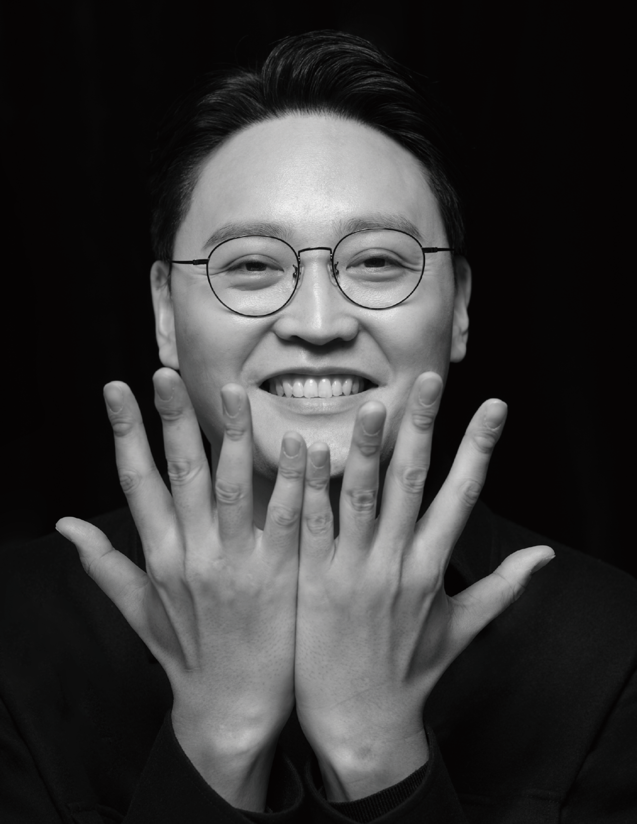 김용호 작가는 슬롯 사이트가 글로벌 무대에서 활짝 피어난다는 의미로 “양손으로 꽃받침을 표현해 달라”고 주문했다.
