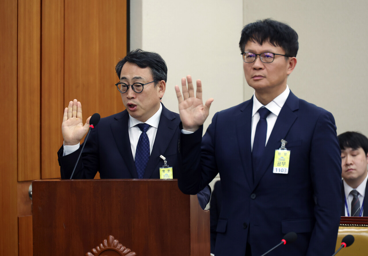  8일 서울 여의도 국회에서 열린 과학기술정보방송통신위원회 전체회의 SK텔레콤 해킹 관련 청문회에서 유영상 온라인 슬롯 사장(왼쪽)과 류정환 부사장 등 증인이 출석해 선서를 하고 있다. [사진=뉴시스]