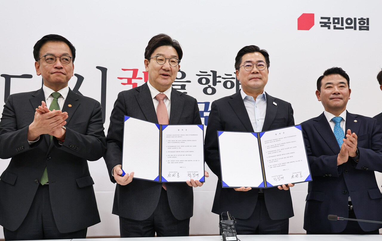지난 1일 권성동 국민의힘 원내대표(왼쪽 두 번째)와 박찬대 더불어민주당 당대표 직무대행 겸 원내대표(오른쪽 두 번째)가 서울 여의도 국회에서 13조 8000억 원 규모의 추경안 합의문에 서명한 뒤 기념촬영을 하고 있다. [사진=뉴시스]