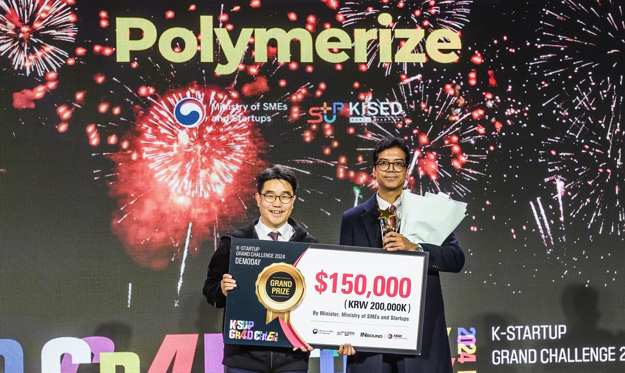 At the 2024 K-Startup Grand Challenge Demo Day, Kunal Sandeep(right) founder of 슬롯 잭팟 is taking a commemorative photo after winning the grand prize. [Photo = 슬롯 잭팟]