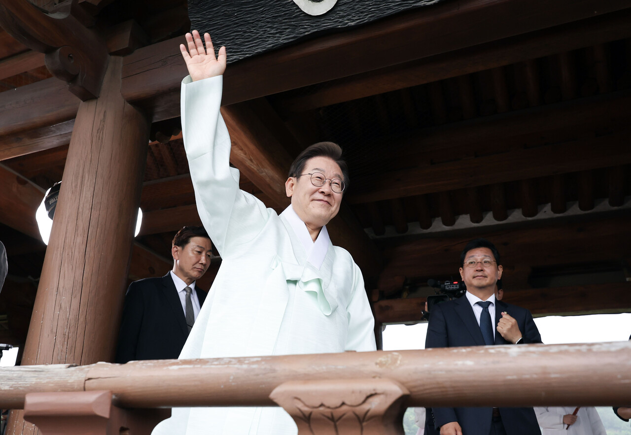 16일 이재명 더불어민주당 대선 온라인 슬롯가 전북특별자치도 전주시 와산구 청연루에서 시민들에게 인사하고 있다. [사진=뉴시스]