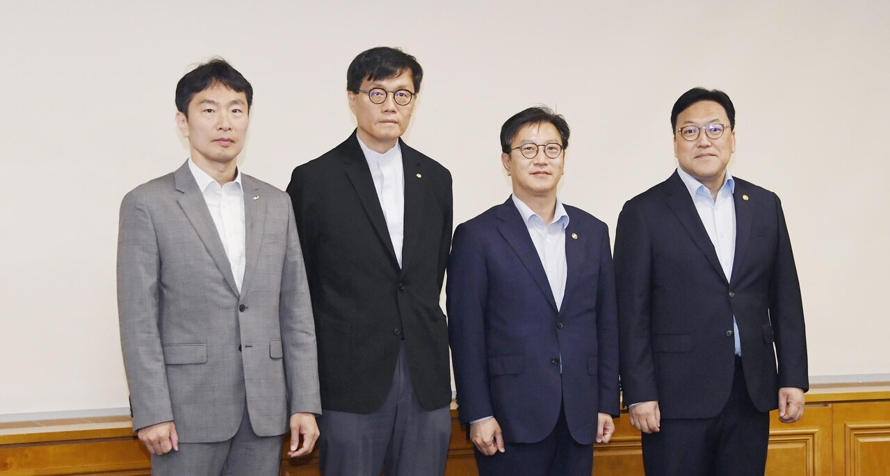 16일 김범석 기획재정부 장관 직무대행(오른쪽 두 번째)이 '거시경제·금융현안 간담회(F4 회의)'를 주재하기에 앞서 관련 부처 관계자들과 기념 촬영을 하고 있다. [사진=뉴시스]