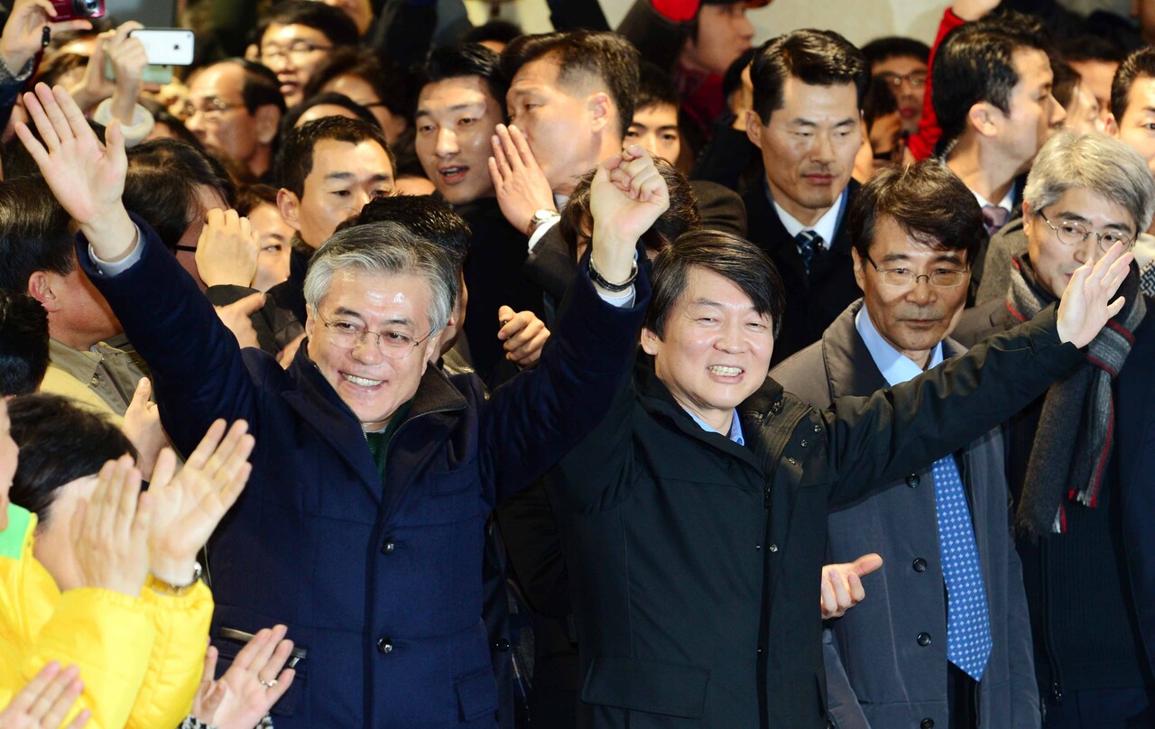 2012년 12월 문재인-안철수 슬롯사이트 소닉 추천후보 단일화 직후 안철수 전 후보가 문재인 민주통합당 후보의 첫 지원유세에 나온 모습. [사진=뉴시스]