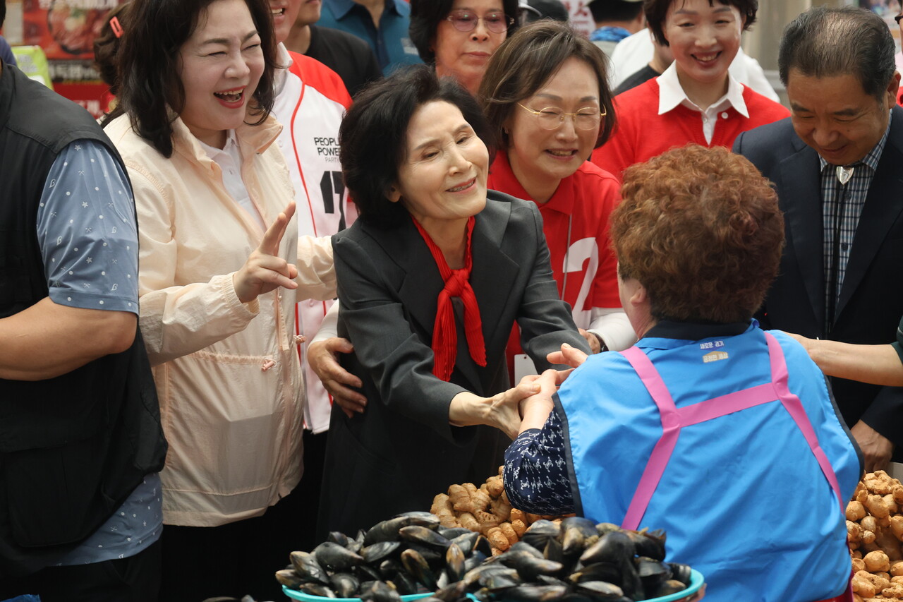 25일 김문수 국민의힘 대선 슬롯사이트 추천 배우자 설난영 여사가 경기 평택 통복시장을 방문해 상인들과 인사하고 있다. [사진=뉴시스]