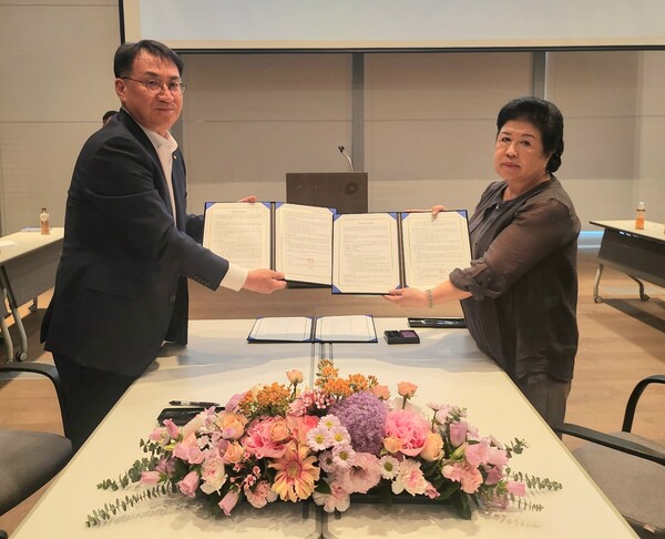 김송규(왼쪽) 대신자산신탁 대표이사와 윤명숙 후암특별계획구역 6획지 재개발무료 슬롯 사이트 추진준비위원장이 업무협약 뒤 기념사진을 촬영하고 있다. [사진=대신자산신탁]