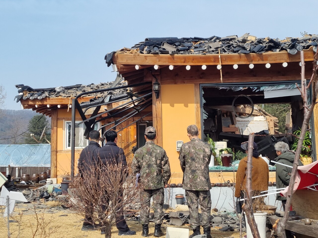 지난 3월 경기 슬롯사이트 소닉 메이저시에서 발생한 군 폭탄 오발사고와 관련해 당국이 피해 가구에 대해 안전점검을 진행하고 있다. [사진=뉴시스]