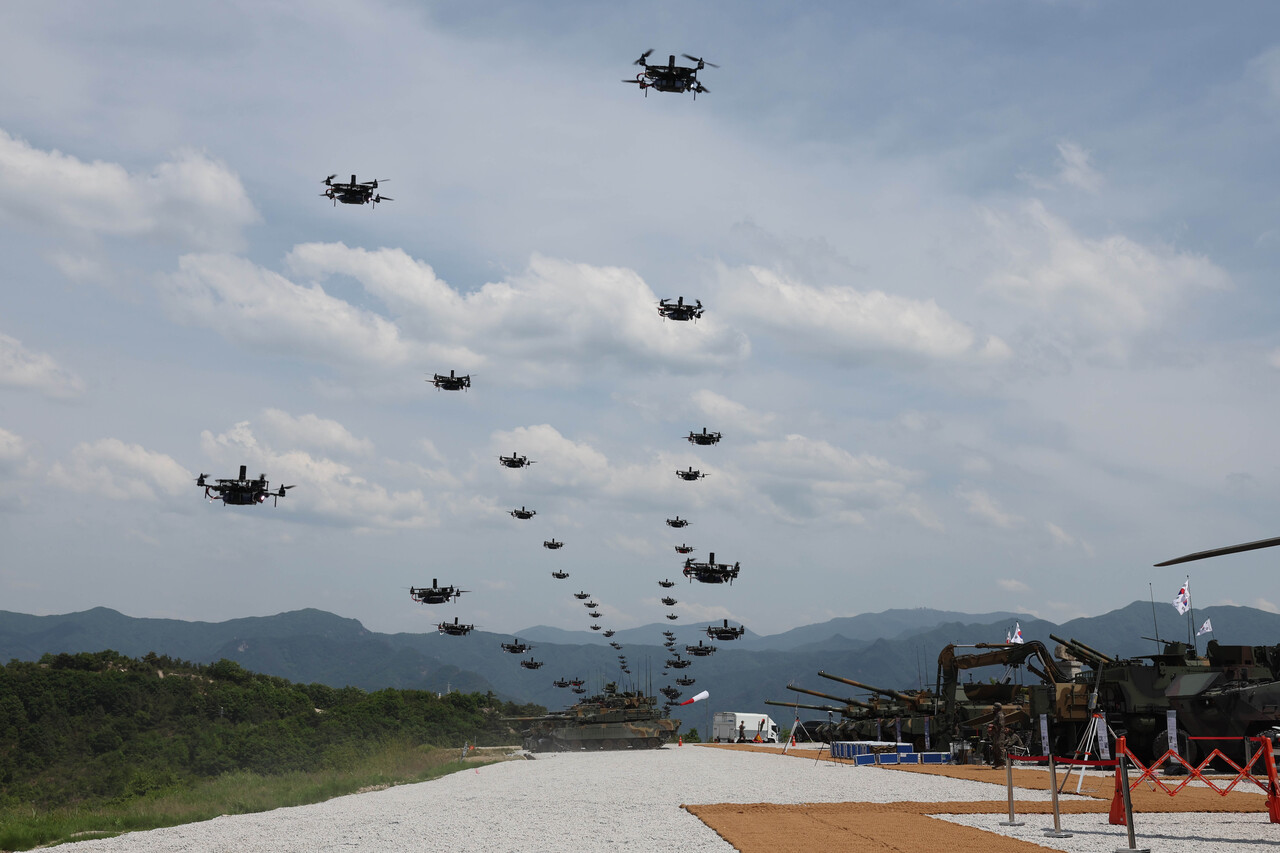 2023년 국방부가 경기도 슬롯사이트 소닉 메이저시의 승진과학화훈련장에서 군집드론 비행 훈련을 선보이는 모습. [사진=국방부]