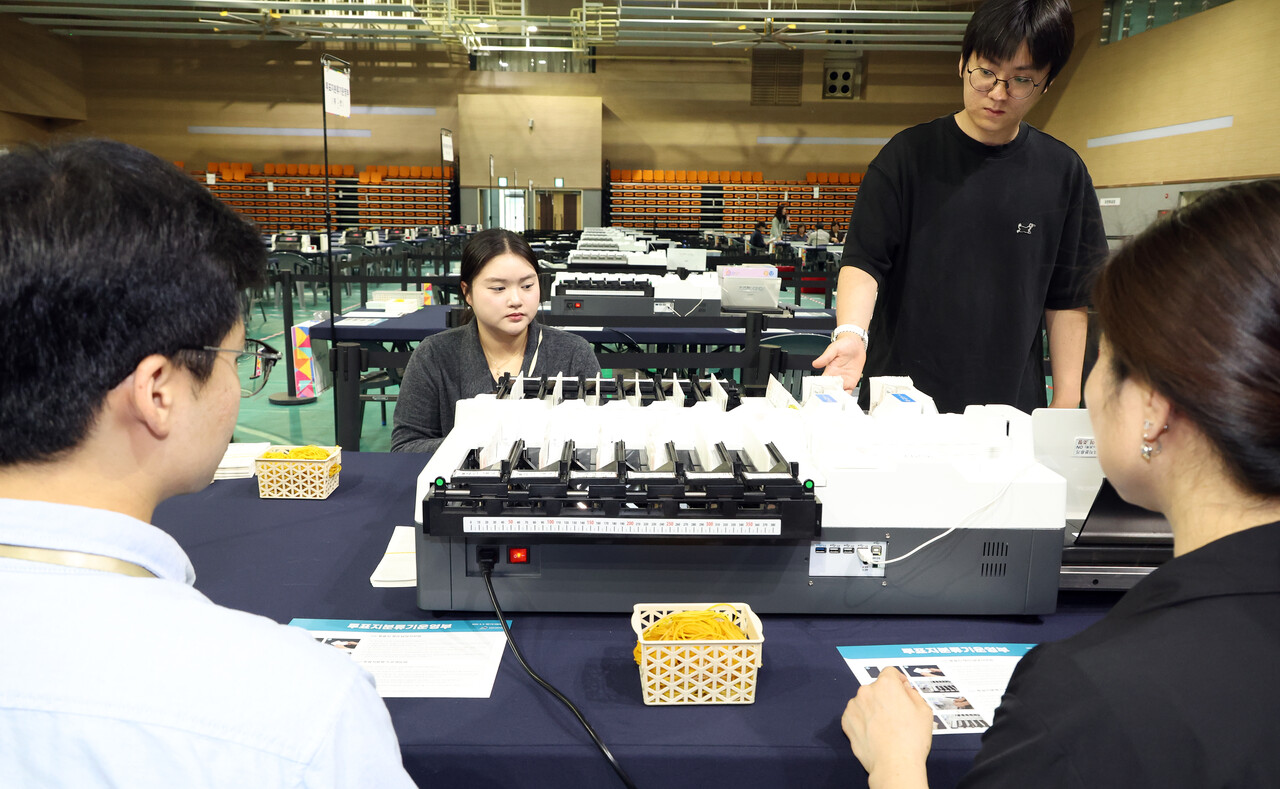 2일 제21대 대통령슬롯사이트 소닉 추천일을 하루 앞두면서 선관위 관계자들이 세종시 정부세종청사체육관에 마련된 개표소에서 투표지분류기를 점검하고 있다. [사진=뉴시스]