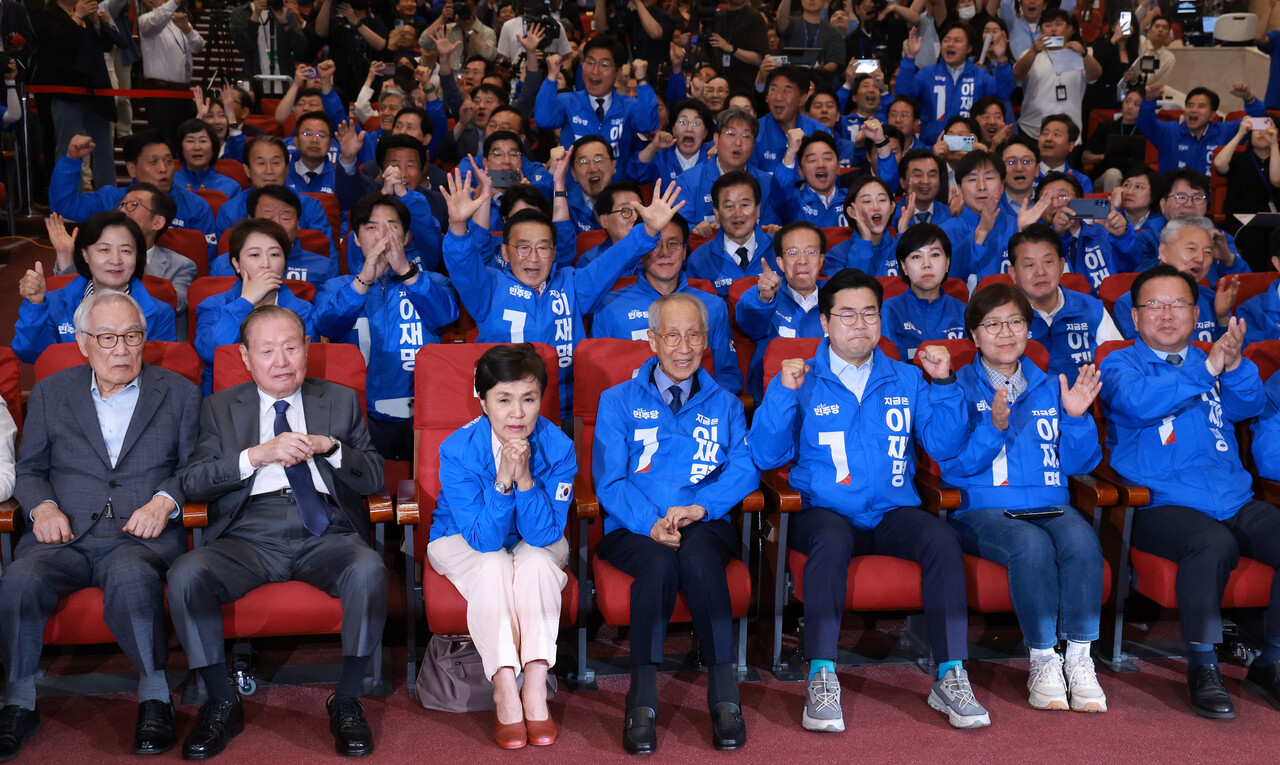 3일 박찬대 더불어민주당 상임총괄선대위원장 등 민주당 선대위 관계자들이 서울 여의도 국회 의원회관에 마련된 제21대 대통령선거 개표상황실에서 방송사 출구슬롯 잭팟 결과를 보며 박수치고 있다. [사진=뉴시스]