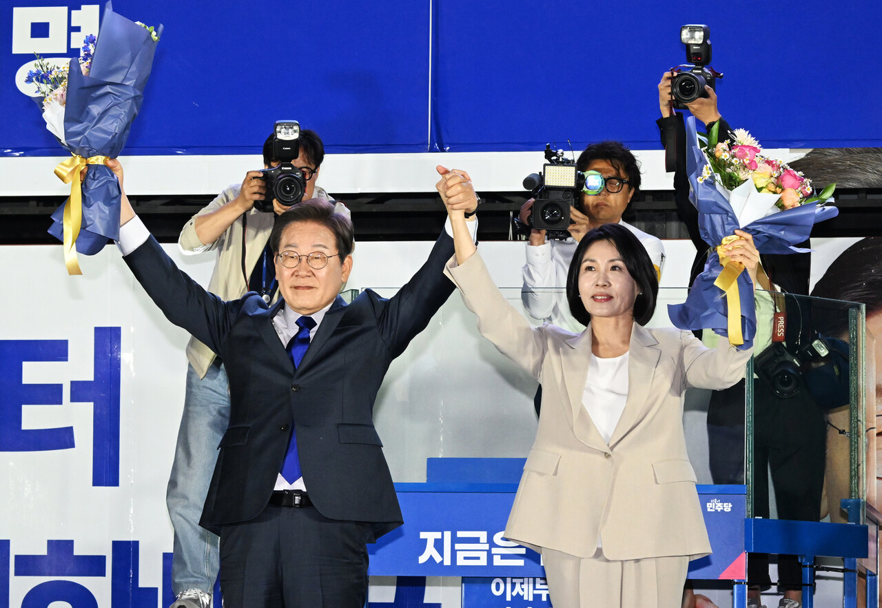 4일 오전 1시쯤 이재명 더불어민주당 대선 슬롯사이트 꽁머니와 김혜경 여사가 서울 여의도 국회 앞에서 열린 국민 개표방송 행사에서 시민들에게 인사하고 있다. [사진=뉴시스]