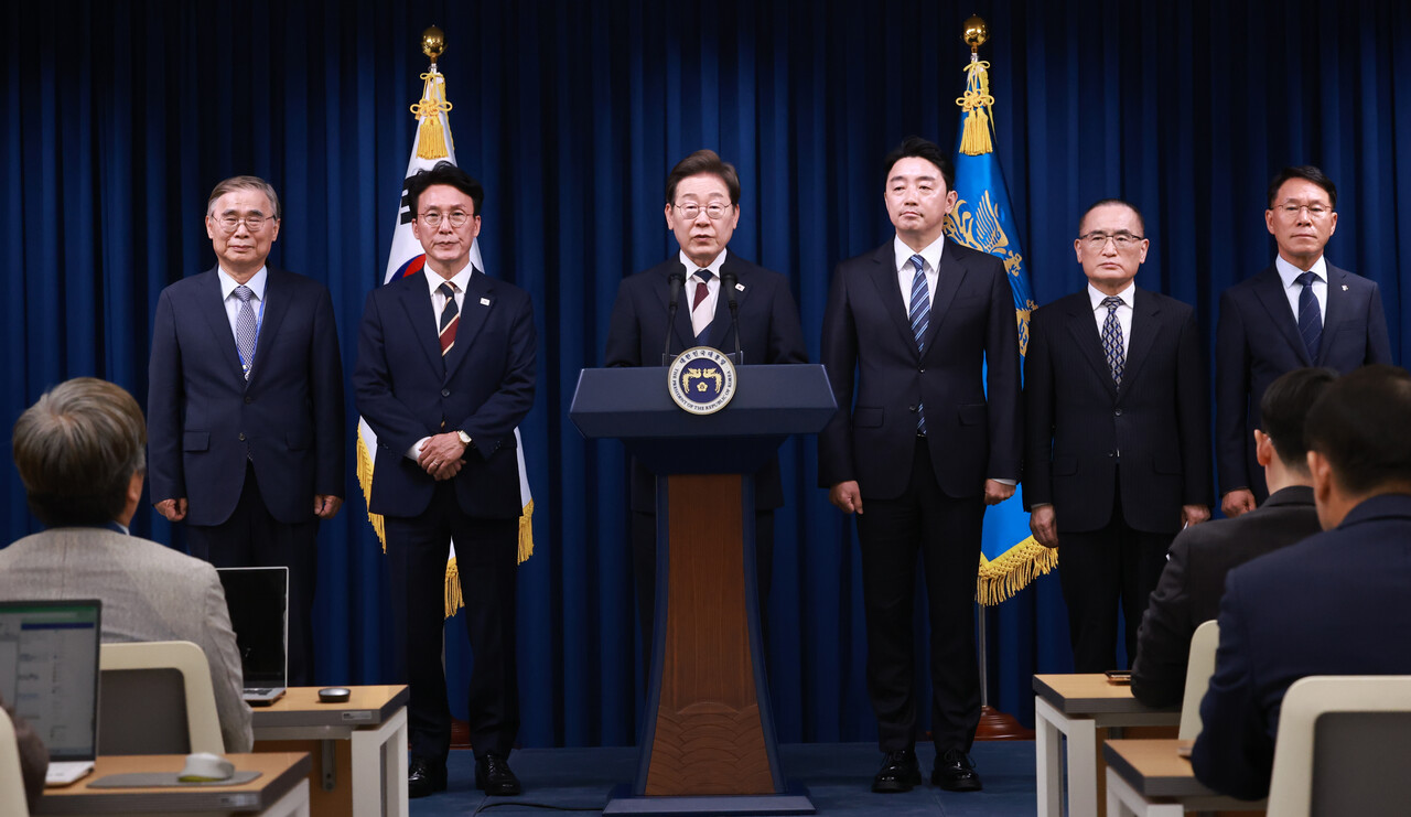4일 이재명 대통령이 서울 용산 대통령실 청사에서 새 프라그마틱 슬롯사이트 첫 인사 발표를 하고 있다. 왼쪽부터 이종석 국정원장 후보자, 김민석 국무총리 후보자, 이 대통령, 강훈식 비서실장, 위성락 안보실장. [사진=대통령실통신사진기자단]