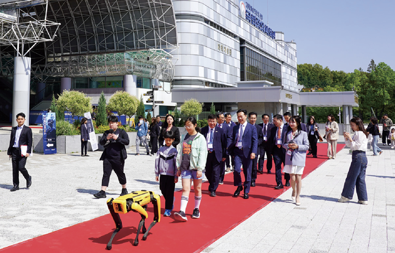 On April 26, Director Kwon Seok-min and VIP guests are guided to the event venue by a quadruped robot at TechConE. [Photo provided by the National 슬롯사이트 Museum]