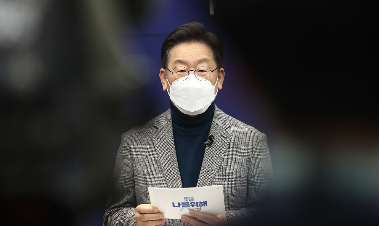 지난 2022년 1월 당시 이재명 더불어민주당 대선 후보가 서울 강남구 업비트 라운지에서 열린 가상슬롯 잭팟 거래소 현장 간담회를 마친 후 가상슬롯 잭팟 정책공약을 발표하고 있다. [사진=뉴시스]