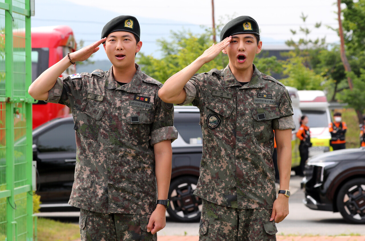  10일 군 복무를 마친 방탄소년단의 멤버 온라인 슬롯(왼쪽)와 뷔가 강원도 춘천시 한 부대 인근에서 전역 인사를 하고 있다. [사진=뉴시스]