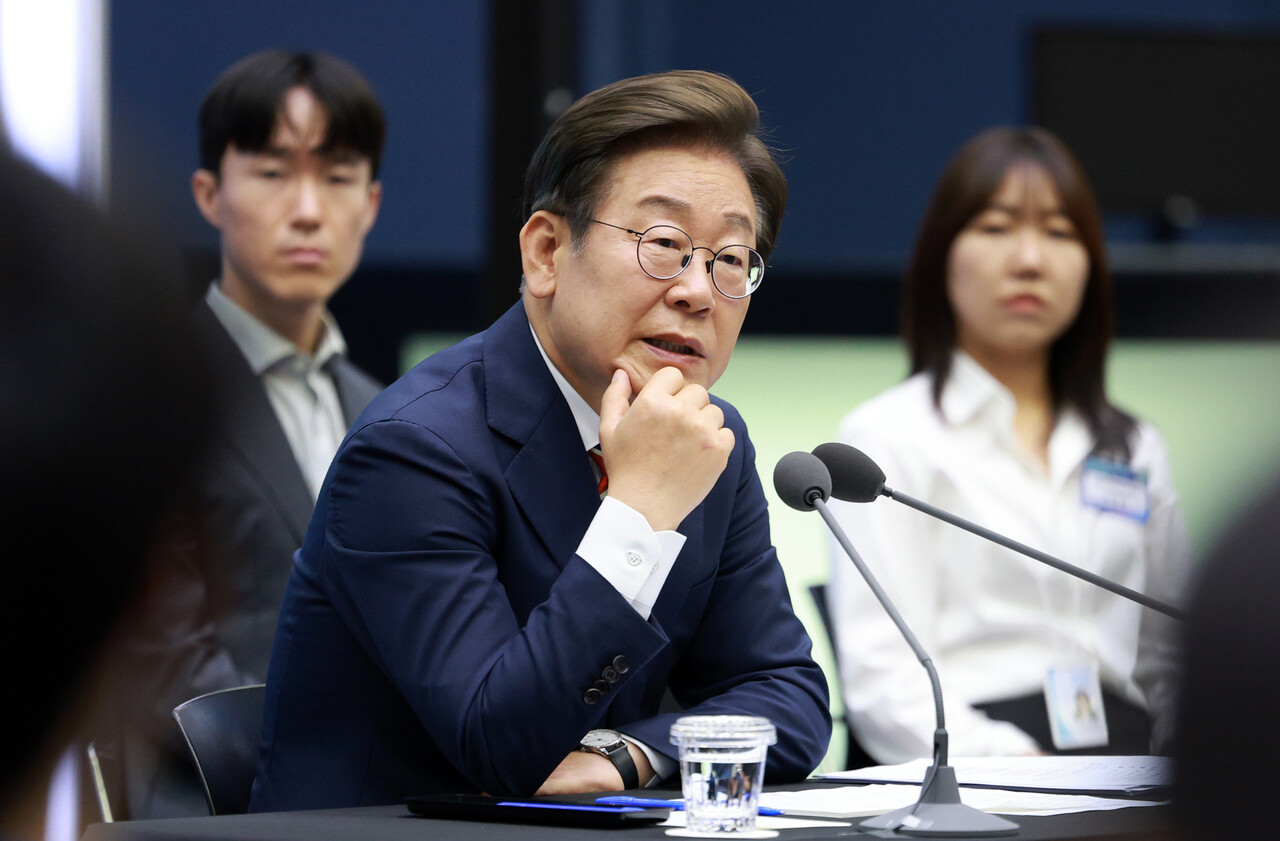 11일 이재명 대통령이 한국슬롯사이트사이트에서 열린 주식시장 불공정거래 근절을 위한 현장 간담회에서 참석자 질문에 답하고 있다. [사진=뉴시스]