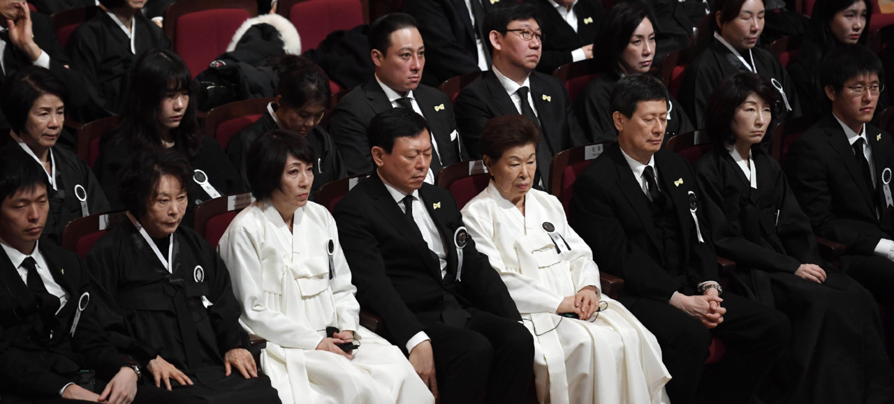 2020년 1월 신동빈 롯데그룹 회장과 신동주 SDJ코퍼레이션 회장 등 유가족들이 서울 송파구 롯데월드몰 콘서트홀에서 엄수된 고(故) 신격호 롯데그룹 명예회장 영결식에 참여하고 있다. [사진=뉴시스] 