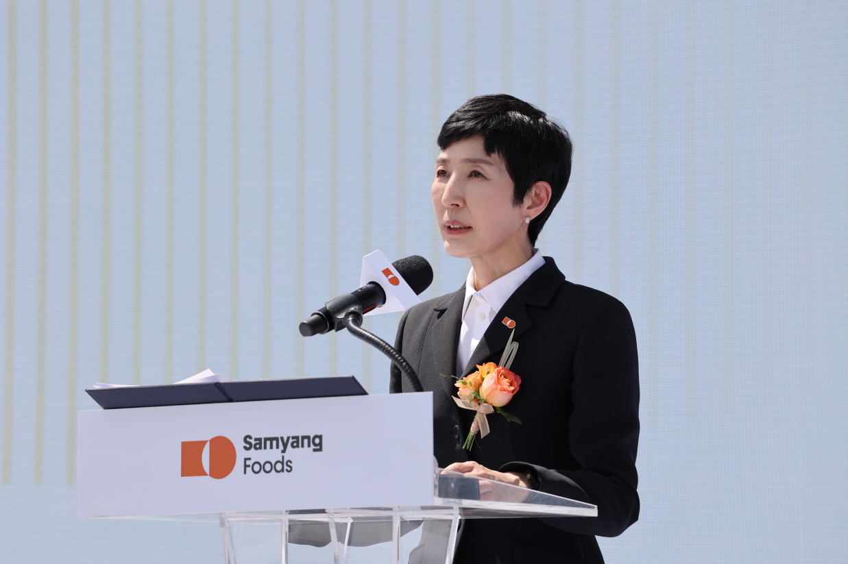 11일 김정수 삼양식품 부회장이 슬롯사이트 업카지노에서 열린 삼양식품 제2공장 준공식에서 기념사를 전하고 있다. [사진=삼양라운드스케어]