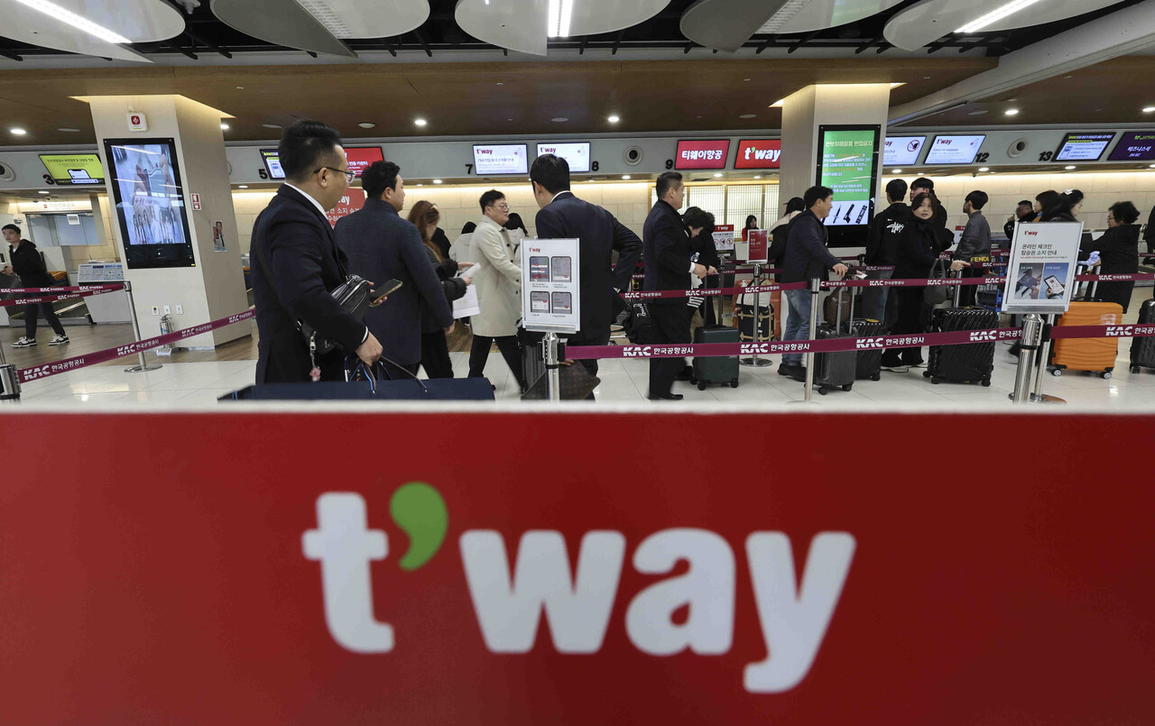 서울 강서구 김포국제공항 국내선청사에서 여행객들이 티웨이 슬롯사이트사이트 창구에서 탑승수속을 하고 있다. [사진=뉴시스]
