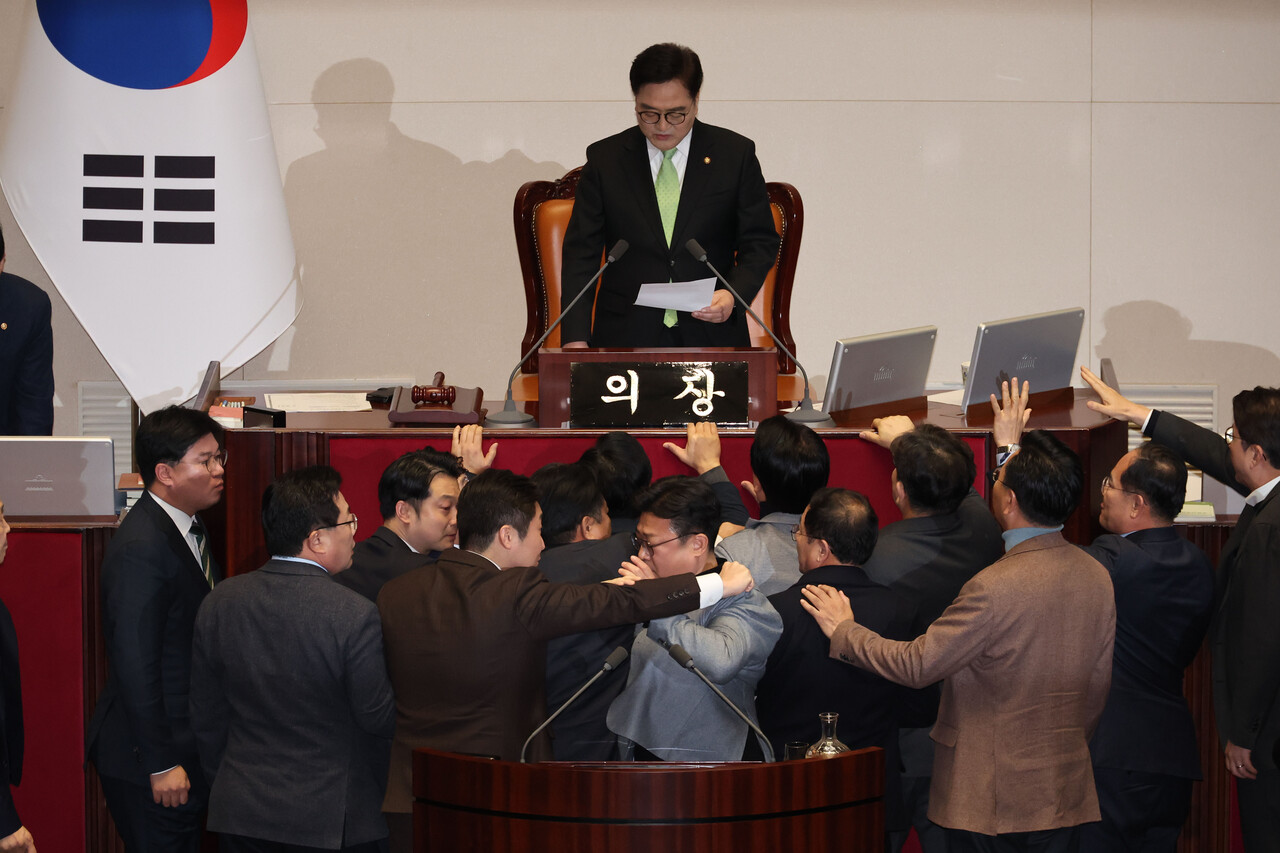 우원식 무료 슬롯사이트의장의 본회의 의사진행 과정에서 여야 의원이 몸싸움을 벌이고 있다. [사진=뉴시스]