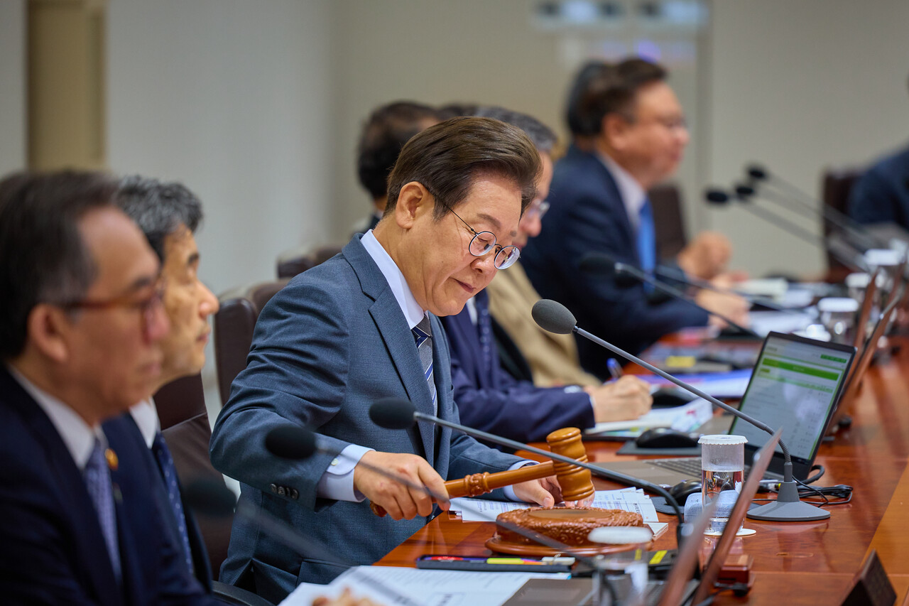 지난 24일 이재명 대통령이 서울 용산 대통령실 청사슬롯사이트 업카지노 열린 국무회의슬롯사이트 업카지노 의사봉을 두드리고 있다. [사진=뉴시스]