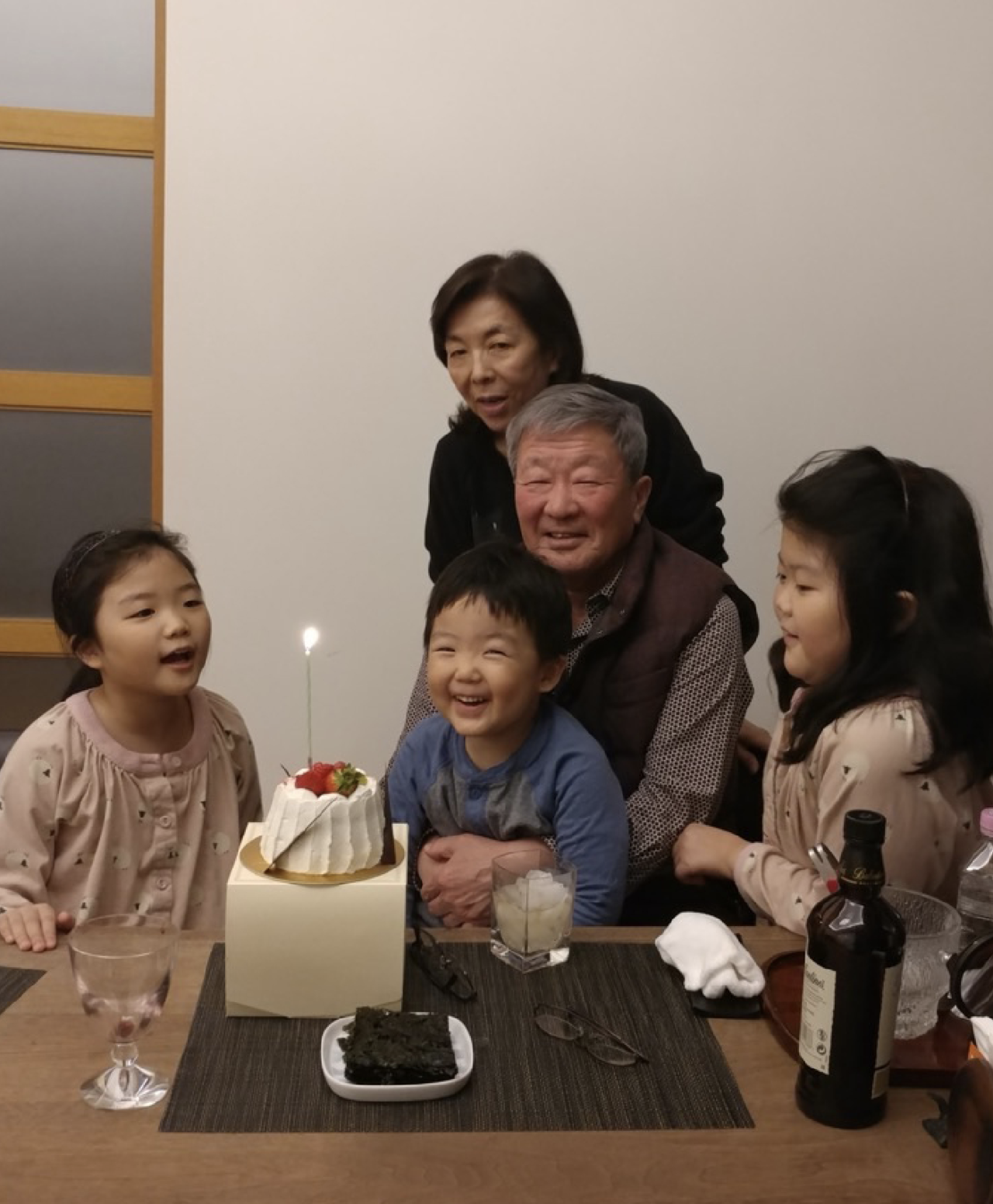 2017년 2월 당시 구본무 슬롯사이트이 가족과 함께 생일을 축하하고 있다. 이듬해 구 슬롯사이트은 숙환으로 타계했다. [사진=윤관]