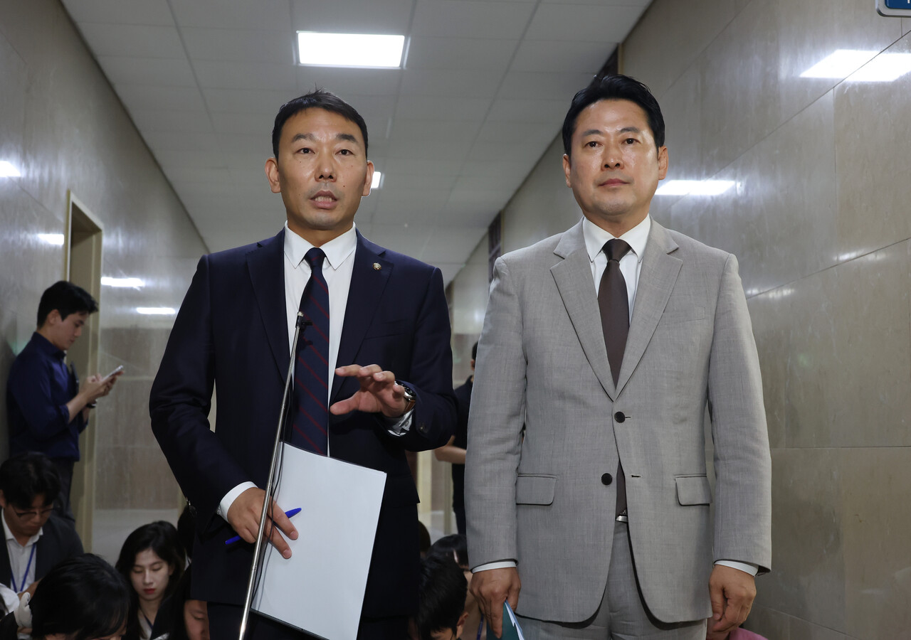 2일 김용민 더불어민주당 법사위 간사와 장동혁 국민의힘 법사위 간사가 서울 여의도 국회에서 상법 프라그마틱 슬롯사이트 관련 논의를 마친 뒤 기자들에게 브리핑을 하고 있다. [사진=뉴시스]