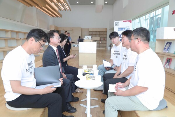 육동한(오른쪽 두 번째) 춘천시장이 ‘찾아가는 모두의 올림푸스 슬롯사이트’에서 민원을 청취 중이다. [사진=춘천시]