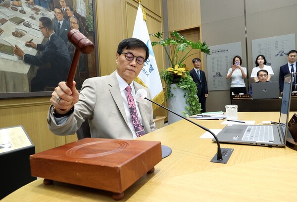 이창용 한국은행 총재가 10일 서울 중구 한국은행 본관에서 열린 금융통화위원회에서 의사봉을 두드리고 있다. [사진=뉴시스]
