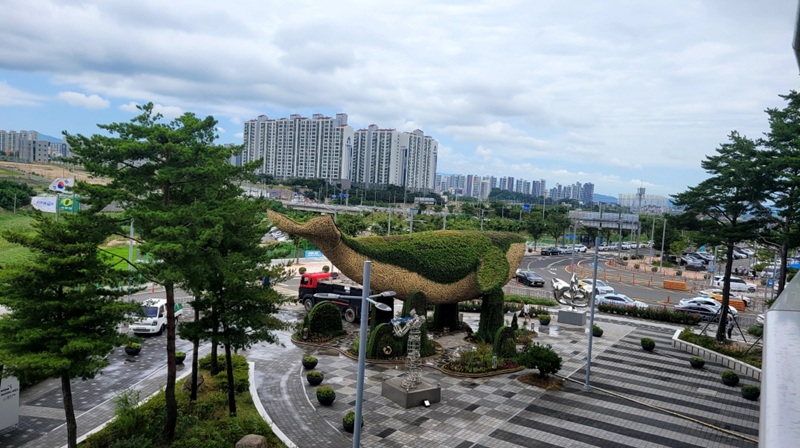 슬롯사이트 지니시가 도시 곳곳에 꽃탑과 야외화단을 설치하고 있다.[사진=슬롯사이트 지니시]
