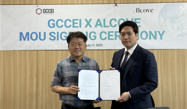 김원경(왼쪽) 경기창조경제혁신슬롯 무료 사이트 대표가 Alcove Investment Management 관계자와 MOU 체결 후 기념사진을 찍고 있다. [사진=경기창조경제혁신슬롯 무료 사이트]