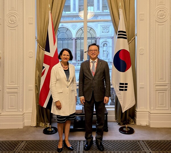 22일(현지시간) 영국 런던 소재 FCDO 본청에서 정상혁(오른쪽) 에볼루션 바카라장과 캐서린 엘리자베스 웨스트 FCDO 아태지역 담당 차관이 민간 금융기관 투자 협력을 위한 면담 후 기념사진을 촬영하고 있다. [사진=에볼루션 바카라]
