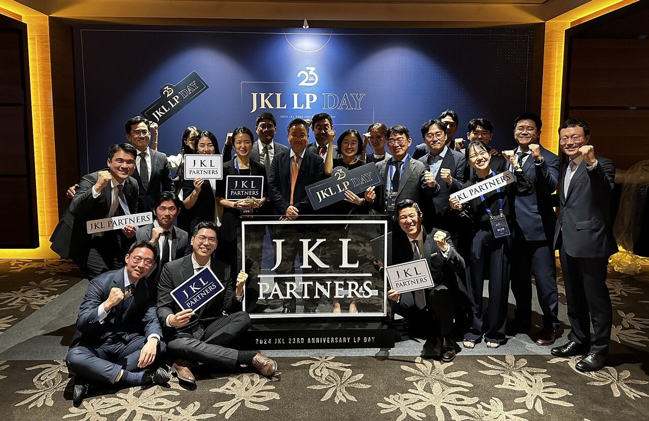 2024년 7월 서울 여의도 콘래드 호텔에서 열린 JKL바카라 이기는 법스 창립 23주년 행사 ‘LP Day’에서 임직원들이 포즈를 취하고 있다.  [사진=JKL바카라 이기는 법스]