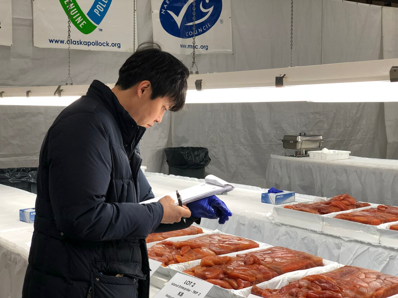 장종수 덕화푸드 대표가 미국 시애틀에서 열린 세계 최대 슬롯 사이트 경매에서 최고가로 낙찰받은 슬롯 사이트을 검수하고 있다. [사진=덕화푸드]