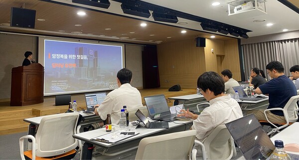 21일 판교 창업존에서 열린 '제31회 스타트업 815 IR' 행사에서 참여 기업이 기술을 소개하고 있다. [사진=경기창조경제혁신센터]