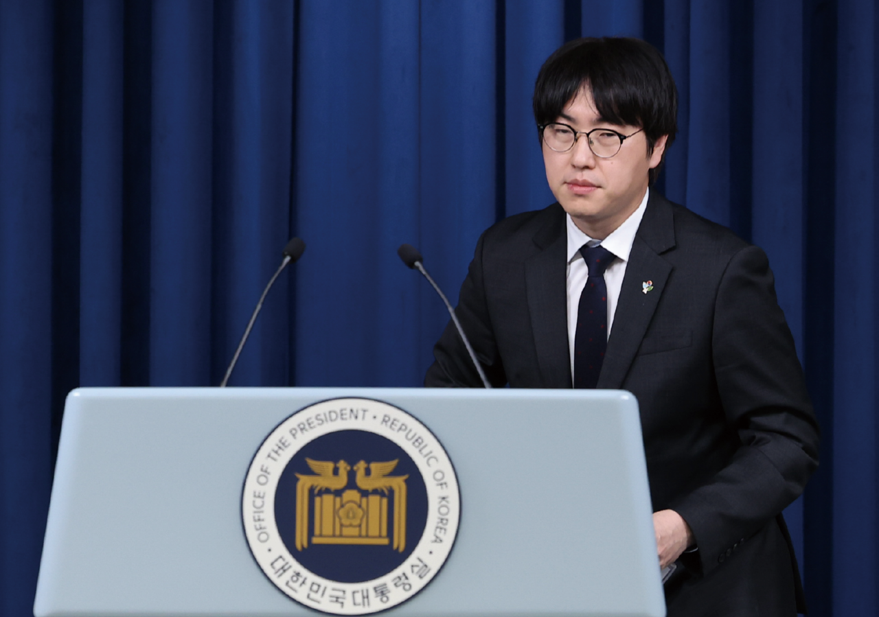 하정우 온라인 슬롯미래기획 수석이 지난 6월 서울 용산 대통령실에서 이공계특별법 관련 브리핑을 위해 입장하고 있다. [사진=뉴시스]